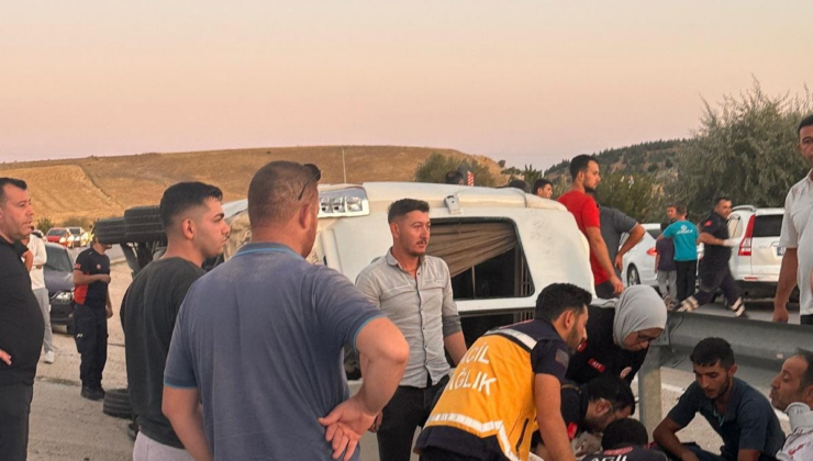 Afyonkarahisar’da minibüs ile otomobil çarpıştı: 10 yaralı