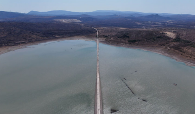 Su seviyesi düştü, eski İzmir-Çeşme kara yolu ortaya çıktı