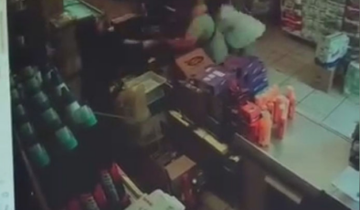 İstanbul'da dehşet! Kadın kasiyere yumruklu saldırı!