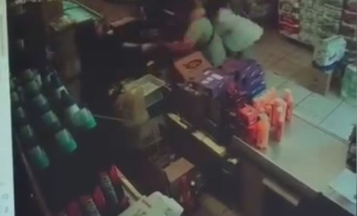 İstanbul'da dehşet! Kadın kasiyere yumruklu saldırı!