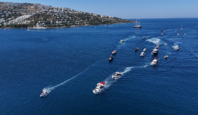 Bodrum koylarında teknelerle zafer turu attılar