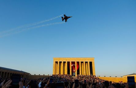 Anıtkabir semalarında saygı uçuşu
