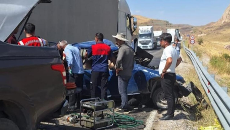Hakkari'de tır ile pikap çarpıştı: 4 ölü, 1 yaralı