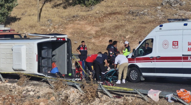 Diyarbakır’da minibüs devrildi: 1 ölü, 16 yaralı