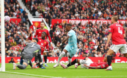 Manchester United 2 kez öne geçti! 90+6'da zorla kazandı…