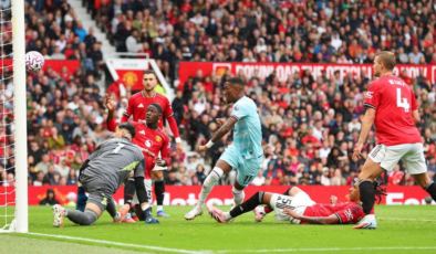 Manchester United 2 kez öne geçti! 90+6'da zorla kazandı…