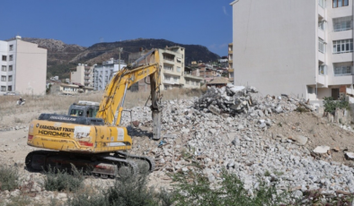 5 katlı binanın altında kalmaktan saniyelerle kurtuldu! O anlar kamerada