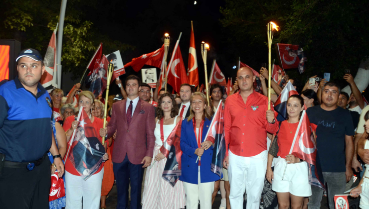 Bodrum'da fener alayı coşkusu caddelere sığmadı