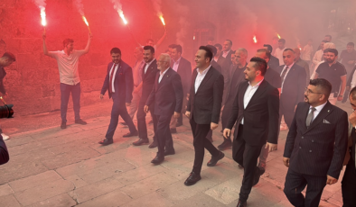 Pop yıldızı gibi politikacı