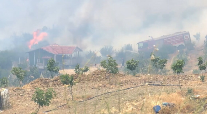 Alevler bağ evini sardı! İtfaiyenin inanılmaz mücadelesi kamerada!
