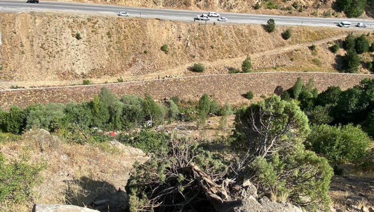 Sivas'ta işçi minibüsü uçurumdan yuvarlandı: 4 ölü, 18 yaralı