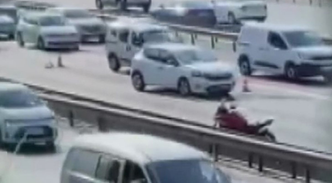 TEM'de feci kaza: Emniyet şeridindeki araca çarpıp savrulan motosiklet sürücüsüne otomobil çarptı