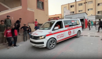 Katil İsrail'in tehlikeli yola yönlendirdiği yardım tırının devrilmesi sonucu 20 Filistinli öldü
