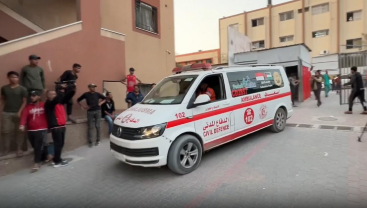 Katil İsrail'in tehlikeli yola yönlendirdiği yardım tırının devrilmesi sonucu 20 Filistinli öldü