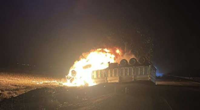 Devrilen TIR alev aldı; sürücü yanarak öldü