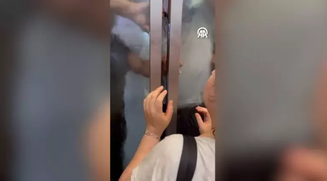 Metro asansöründe korku dolu anlar