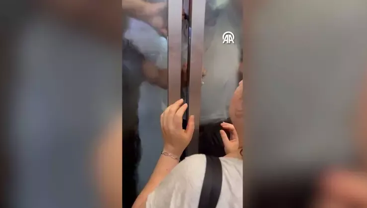 Metro asansöründe korku dolu anlar
