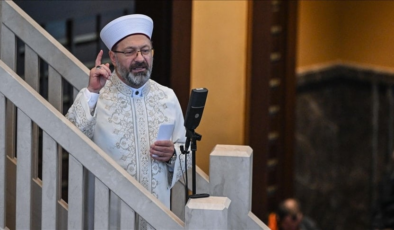 Diyanet'in hutbesi kadınları kızdırdı: Ünlü yazar başörtüsünü çıkaracağını ilan etti