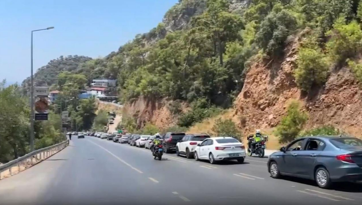 FethiyeÖlüdeniz kara yolunda tatilci yoğunluğu: 3 kilometrelik trafik