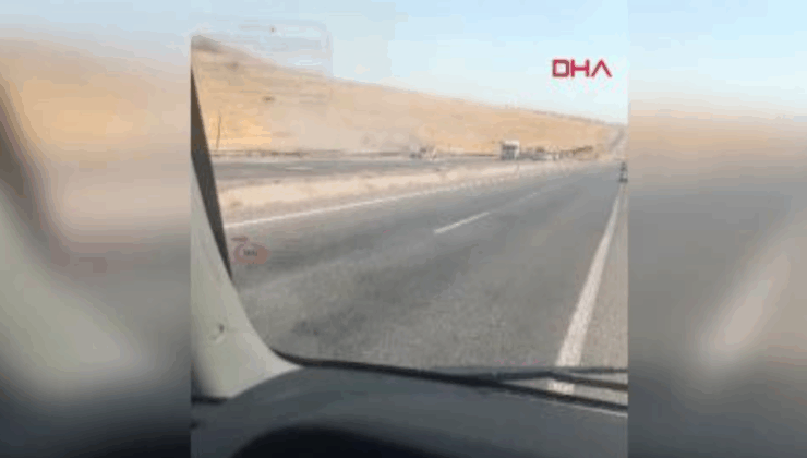 Seyir halindeki taksi alev alarak yandı