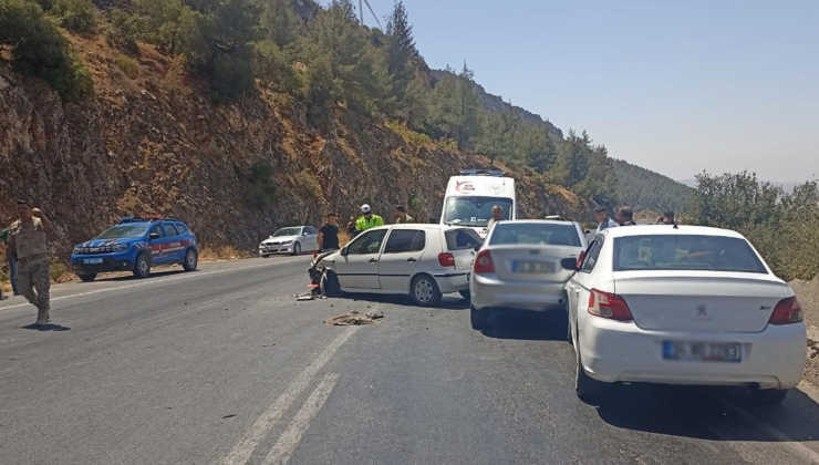 Gaziantep'te 4 araç birbirine girdi: 9 yaralı