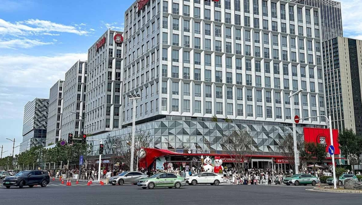 Her şey büyükannesinden aldığı 400 dolarlık borçla başladı, bugün McDonald's'ı geride bırakan bir imparatorluk kurdu