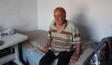 Aynı gün hem eşini hem evini kaybetti… Depodan bozma evde tek başına yaşıyor