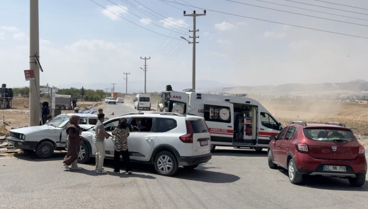 Adıyaman'da iki otomobil çarpıştı: 5 kişi yaralandı