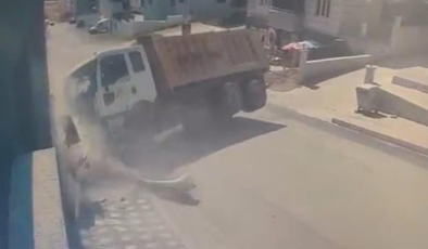Freni patlayan kamyonun altında kalmaktan saniyelerle kurtuldu