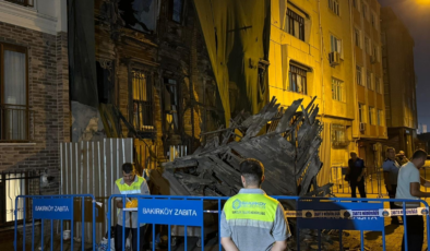 Bakırköy’de metruk binada kısmi çökme oldu