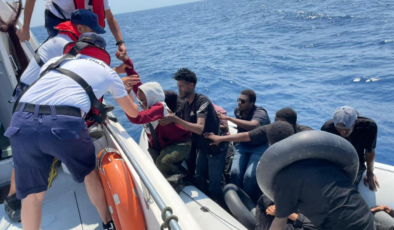 İzmir'de 13 düzensiz göçmen kurtarıldı, 15 düzensiz göçmen yakalandı