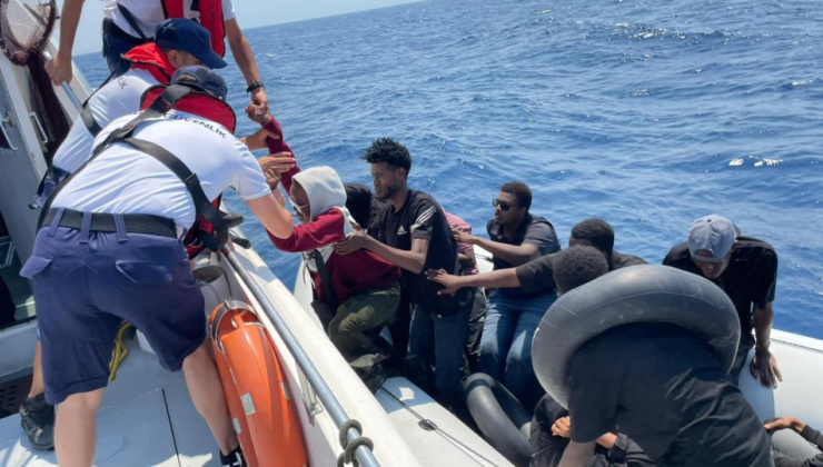 İzmir'de 13 düzensiz göçmen kurtarıldı, 15 düzensiz göçmen yakalandı