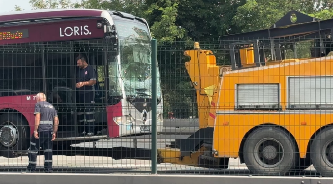 Metrobüste kaza! Seferler aksadı