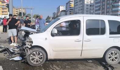 Sivil polis aracı ve otomobil çarpıştı, 2'si polis 3 kişi yaralandı