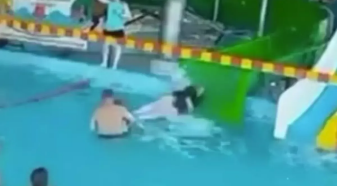 Kaydıraktan fırlayan kadın küçük çocuğa çarptı: Karaciğeri yırtıldı