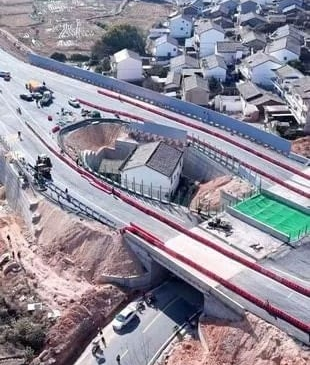 İnatçı dedenin evini görmek isteyenler kuyruk oluyor: Koca bir serveti elinin tersiyle itti