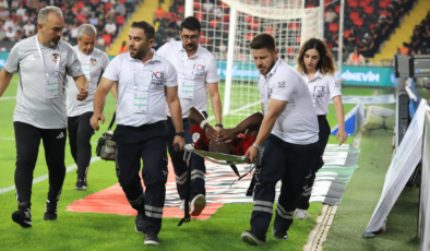 Korkulan oldu, kötü zemin sakatladı! Çapraz bağları gitti…