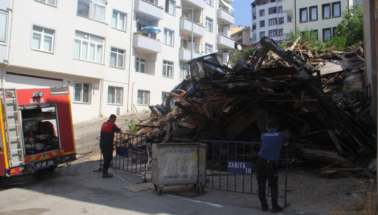 Sinop'ta tarihi metruk bina çöktü