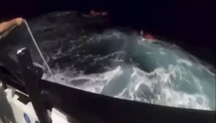 İzmir Karaburun’da batan teknedeki 3 kişi kurtarıldı