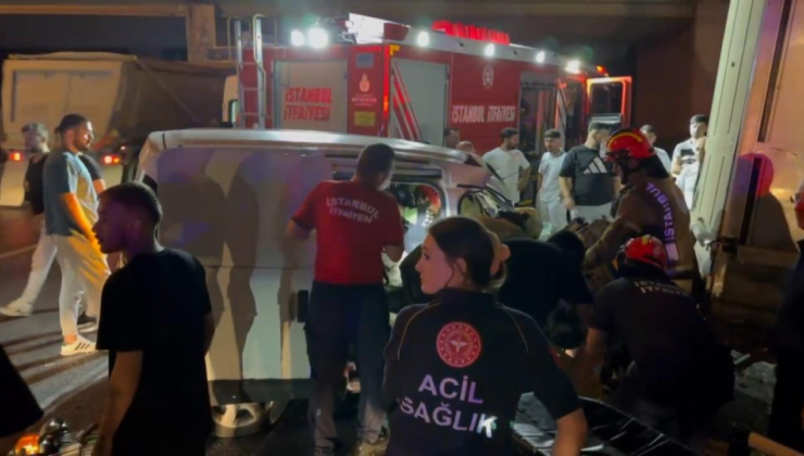 İstanbul'da hafif ticari araç kamyonete çarptı: 3 yaralı