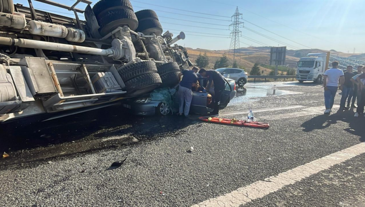 Ankara'da devrilen iş mikseri otomobile çarptı: 6 yaralı