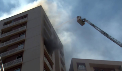 Bağcılar'da 15 katlı apartmandan alevler yükseldi