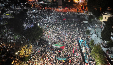 İstanbul'da düzenlenen Gazze'ye Umut Işığı Ol yürüyüşüne yoğun katılım