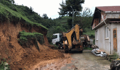 Rize'nin beş ilçesinde heyelan: 28 köy yolu ulaşıma kapandı