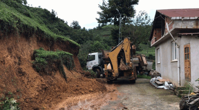 Rize'nin beş ilçesinde heyelan: 28 köy yolu ulaşıma kapandı