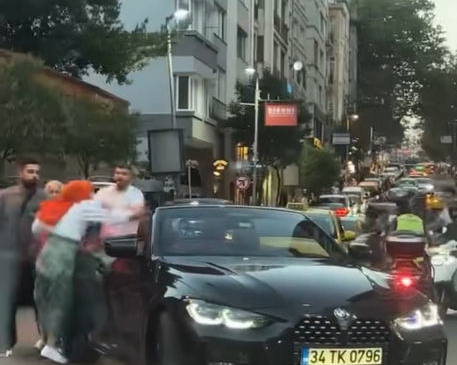 Kadının üzerine sopayla yürüdü!
