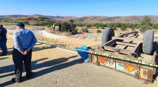 Sivas'ta buğday yüklü traktör devrildi: 2 kişi öldü