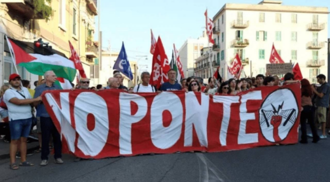 Sicilya'da binlerce kişi İtalya ile Sicilya'yı bağlayacak köprüyü protesto etti