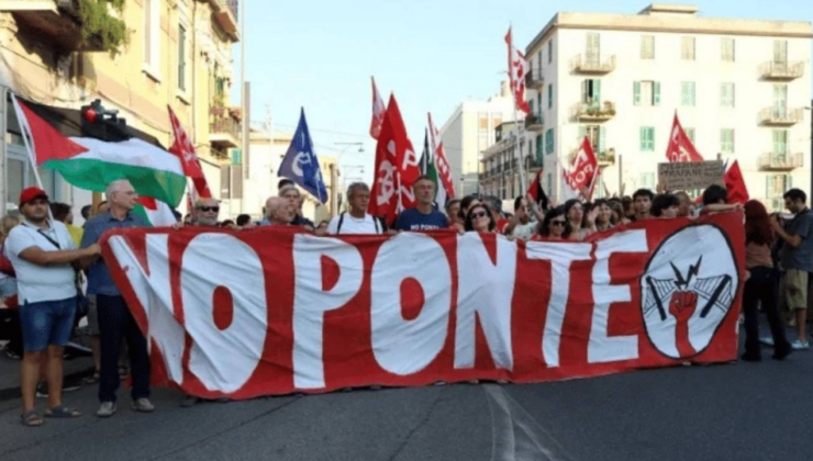 Sicilya'da binlerce kişi İtalya ile Sicilya'yı bağlayacak köprüyü protesto etti