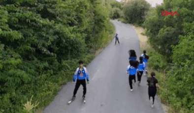 Kayaklı koşu takımı sporcuları, 40 derecede asfalt yolda çalışıyor